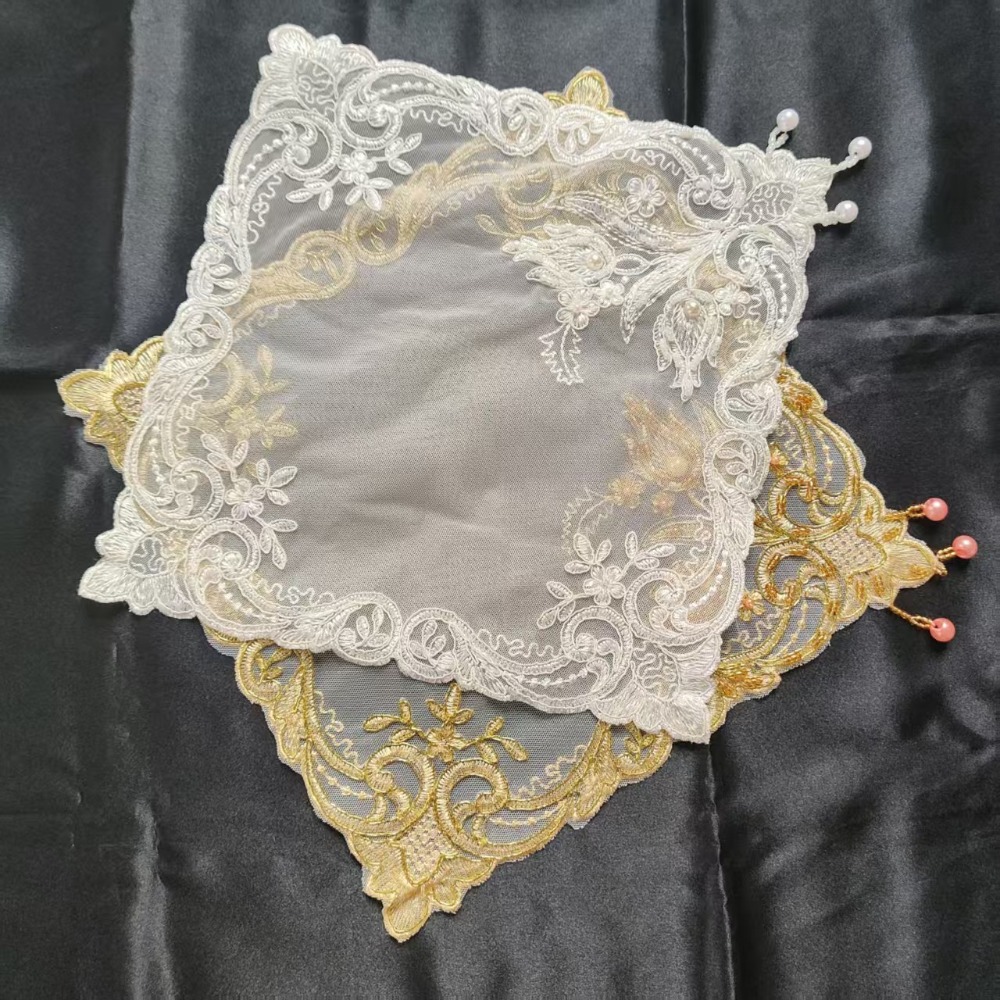 Embroidery Roses - Złote Róże Haftowane Podkładki na Stół