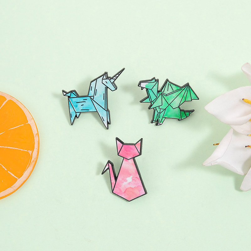 Urocza emaliowana przypinka z  – Embroidery Unicorn recenzja i cena